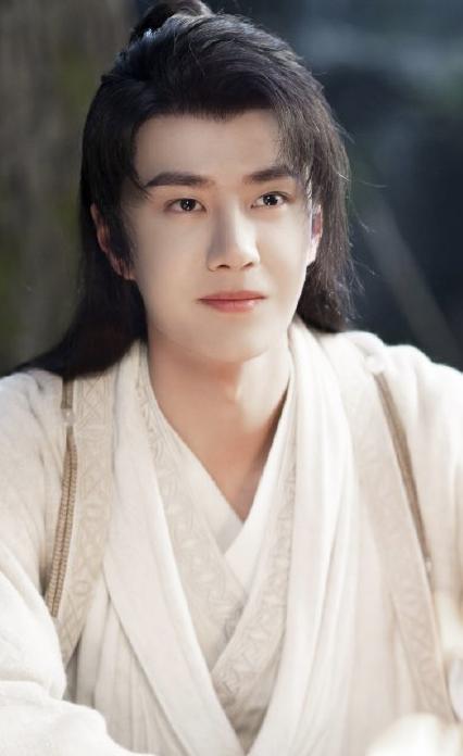 王一博回归《天天向上》再现古装造型"没想到出去一趟回来还要粘头套