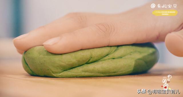 『你的育儿经』「鸡丝菠菜面」鲜嫩可口，富含维生素和纤维素，宝宝根本停不下来