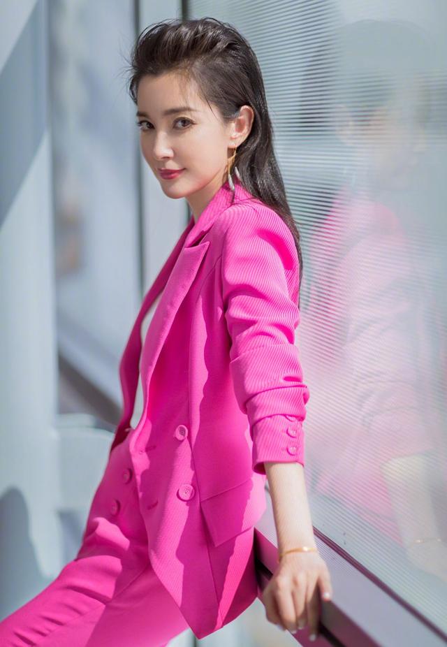 时尚探究社李冰冰梳霸气高马尾,穿花裙挑战田园风格,意外撞脸范冰冰