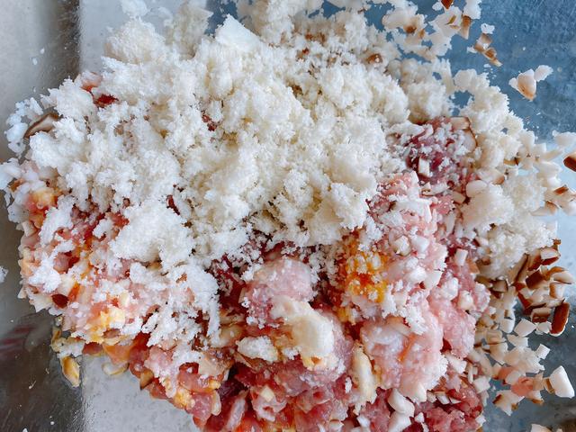 年夜饭必备的四喜丸子，寓意福禄寿喜，家庭做法更简单，肉香四溢