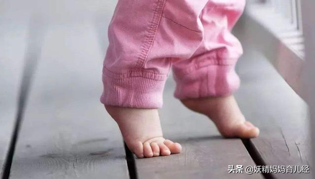 超级宝妈▲宝宝不穿袜子会着凉？宝宝光脚的好处你不懂，请给宝宝光脚的权利