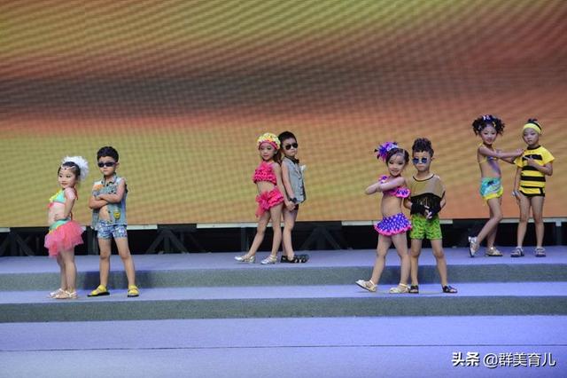 「超级宝妈」兄妹走秀，一个淡定一个大哭，紧紧牵住的小手，暖透无数观众