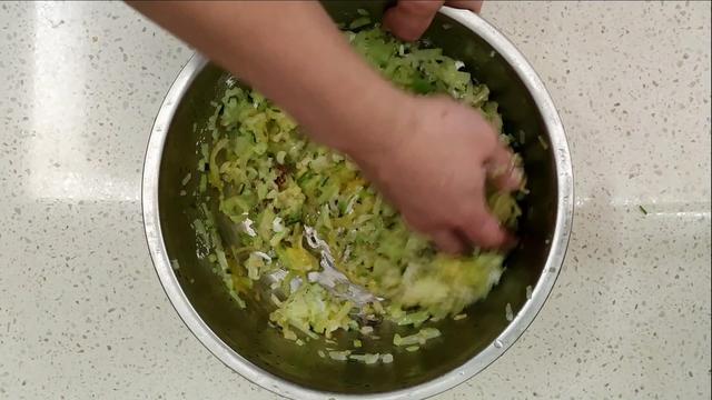 香炸素萝卜丸子这样才最酥脆好吃，不加水不回软，外焦里嫩不油腻