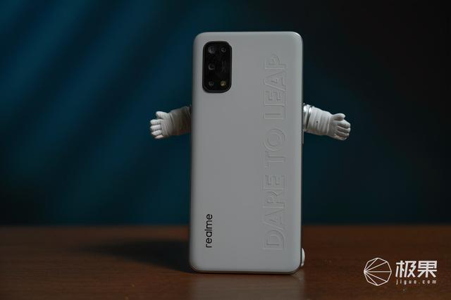 realme Q2 Pro上手玩：素皮材质，售价1599元起