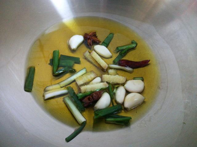 雪菜味道鲜美，鸡翅营养丰富，完美搭配，吃着超过瘾