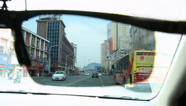 耗时15年研发的“夜视镜”！老司机必备，能瞬间改变光源强度