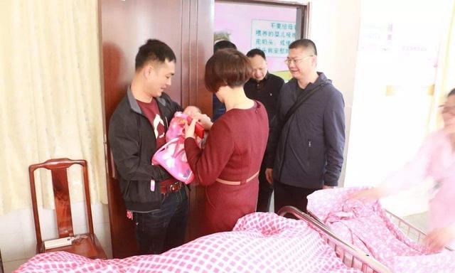 超级宝妈|宝妈坐月子谁照顾为佳，婆婆还是亲妈？老人的选择很实在