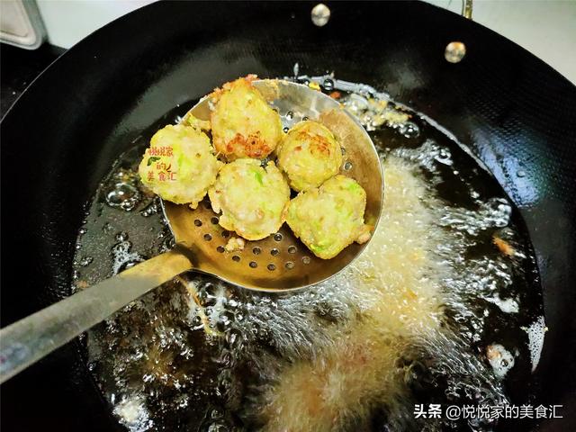 炸萝卜丸子，不加水不加面粉，教您1个简单方法，鲜香酥脆吃不腻