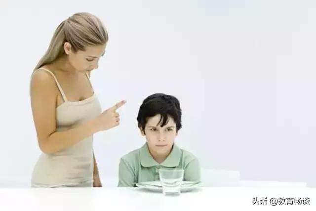 你的育儿经▲孩子哭着说：“妈妈，我饿，我要吃饭”妈妈却说：“不行”