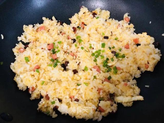 这样做出来的炒饭，简直不要太好吃！色香味俱全，好吃到舔盘