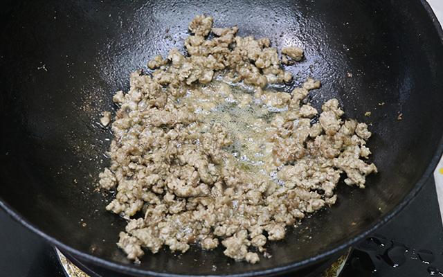 冬季餐桌上少不了的下饭菜，肉末炖粉条，肉末酥香，粉条Q弹入味