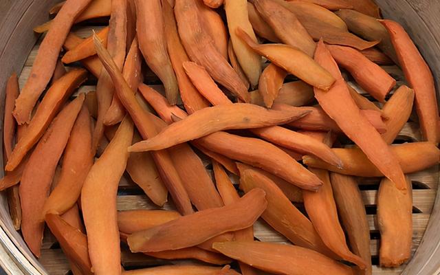 吃不完的红薯怎样保存，三蒸三晒做成红薯干，香甜有嚼劲，无添加