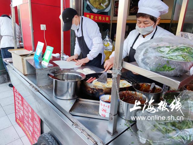 开在浦东的二十年蛋饼老摊头！居民大冬天排队半小时只为吃这一口热乎？