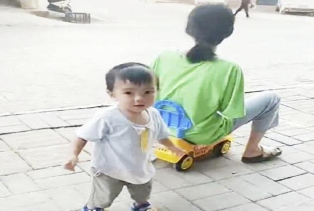 『超级宝妈』为什么孩子喜欢被小姨带？相比受宠，“受虐”是孩子更期待的童年