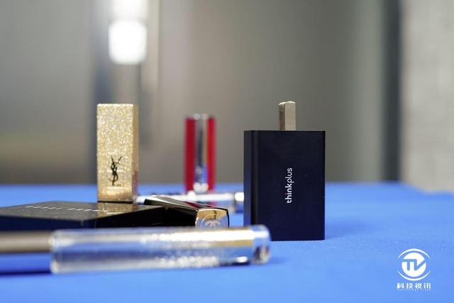 瘦身成功高速快充 试用thinkplus便携适配器65W