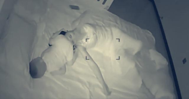 『天使宝贝』妈妈单独带孩子睡觉是什么样,看见监控实拍,隔着屏幕都感觉累