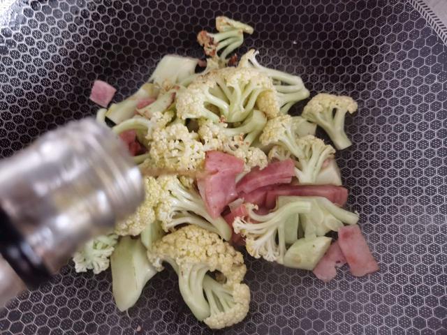 培根搭配花菜，好吃又不油腻，鲜香又下饭