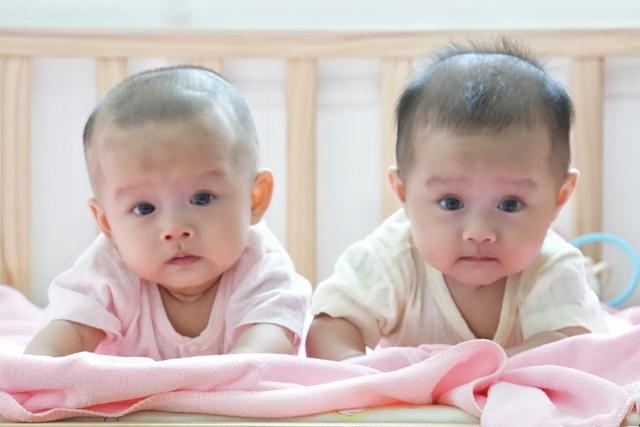 #你的育儿经#一对双胞胎“两个爹”，亲子鉴定后妻子说出实话，网友：接受不了