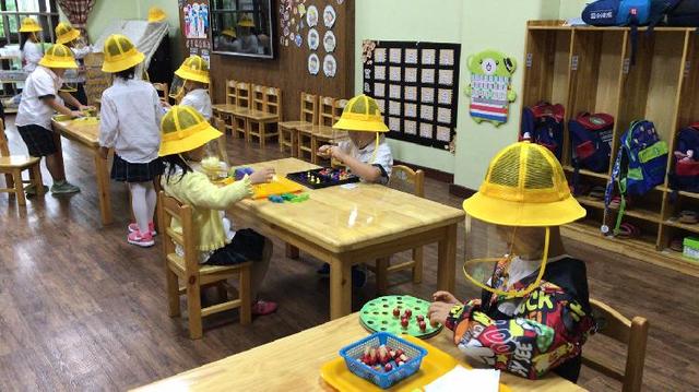 你的育儿经|“小黄帽”“进餐隔板”助力安全开园
