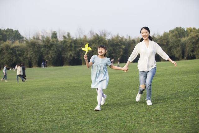 「超级宝妈」重申这3种鞋不要给孩子买,小心孩子小脚走形,影响一生
