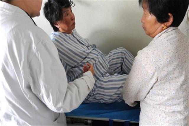 「超级宝妈」老人常说：生孩子要趁早，并非没有科学依据，年轻人别不爱听