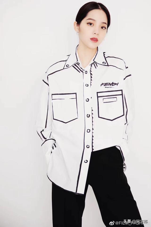 天上星|赵薇袁咏仪漫画风衬衫撞衫，明艳大方各有特色，你pick谁？