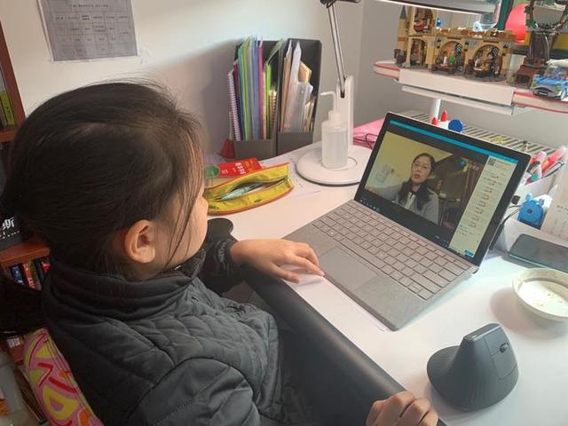 「你的育儿经」孩子在家上网课有三种表现=“假勤奋”，开学后成绩差距一目了然