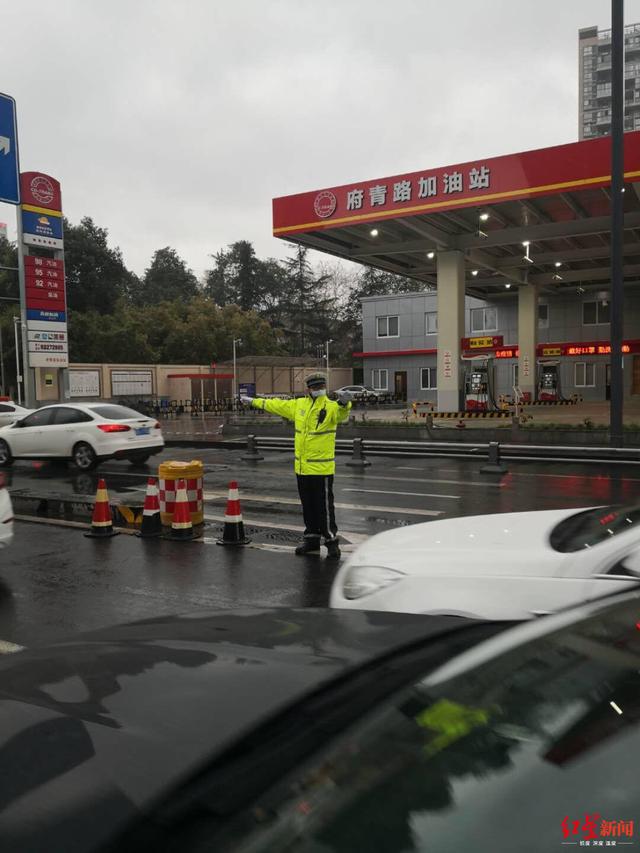 红星新闻：当成都的尾号不限行遇上雨天早高峰 多亏了北大门“空中电波”来缓堵