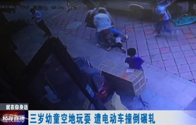 超级宝妈|3岁幼童遭电动车撞倒碾轧，肇事女子：小孩子是自己跑出来的