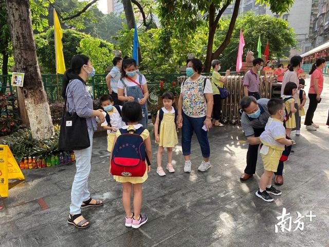 超级宝妈|直击｜广州萌娃返园首日，老师家长“成功交接”
