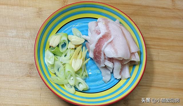 “白菜炖豆腐”这么做，口感味道都很不错，大人小孩子都爱吃