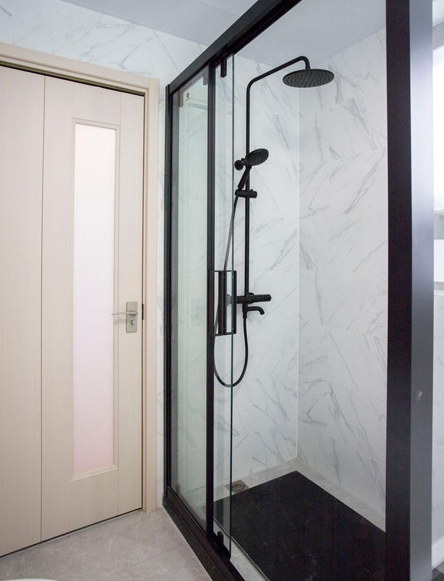 103m2堪称收纳满分典范，飘窗、榻榻米和全屋定制柜，储物大5倍