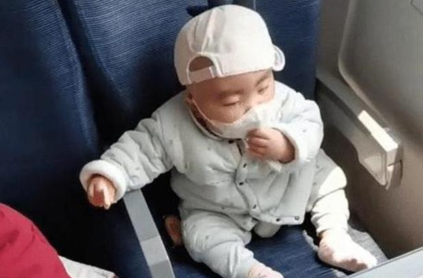 超级宝妈@最＂惜命宝宝＂出炉，高铁带着口罩吃饼干，网友：坐姿真＂豪横＂