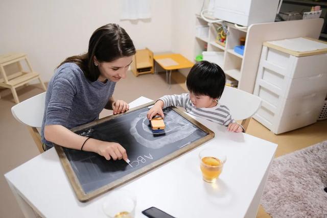 #你的育儿经#娃娃一年花几万学英语值不值？不如在家自己教？