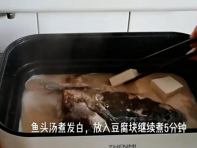 冬天就爱喝汤水，半个鱼头1块豆腐炖一炖，汤浓味鲜，低脂又营养