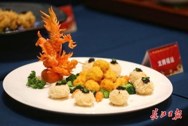 全国顶尖大厨“抡勺比武”，武汉伢凭藕夹技艺获封“厨神”