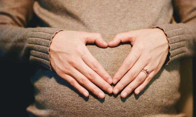 最爱笑的人|怀孕后,孕妇睡姿对胎儿发育有影响吗?宝妈别再傻傻不知情