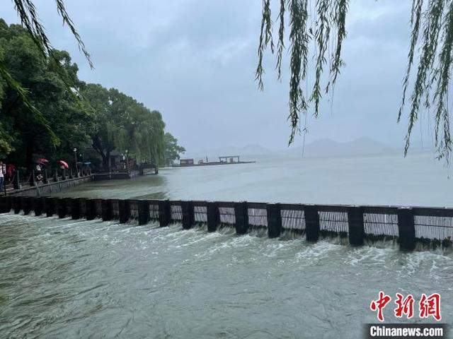 台风"烟花"二次登陆 杭州西湖水位正常