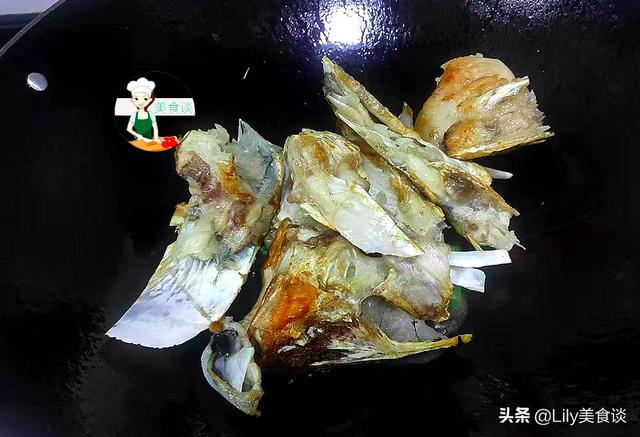 鱼头芋头煲此做法，鲜美滋补，营养高热量足，冷天吃它暖胃又暖身