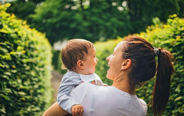 家里仨儿子没闺女，三个儿媳不愿与公婆同住，母亲独自留守老家