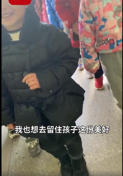 幼儿园老师PS和爱莎“合影”引小朋友羡慕，孩子惊讶地问：怎么认识的？