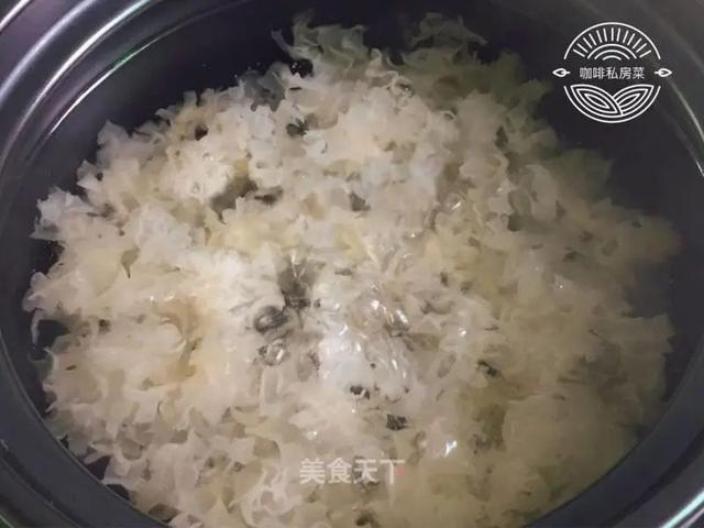 冬季干咳，嗓子疼？来一碗自制的冰糖炖雪梨，润肺止咳，滋润整个冬天