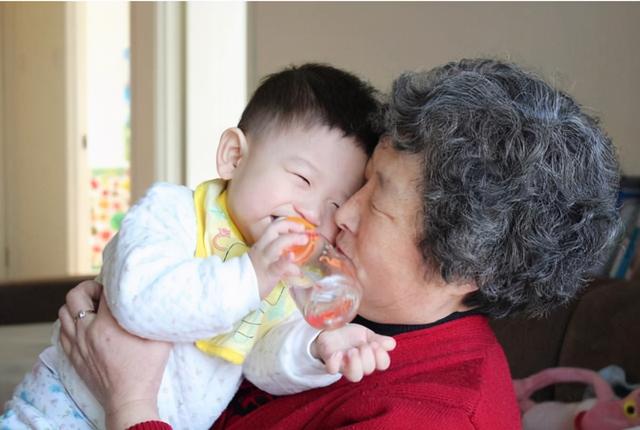 “早干嘛了？”孩子上幼儿园后奶奶想带娃，听完宝妈的话不吭声了