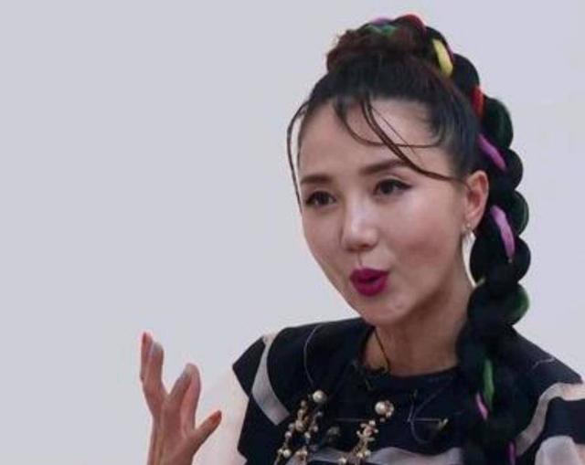 给糖就不闹|本以为她们不好看，结果年轻时都是大美女，看到阿朵被惊艳到了