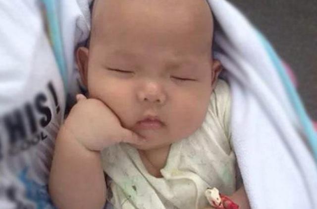 你的育儿经：“放飞自我式”睡姿火了，妈妈掀开宝宝被子后笑喷：嫦娥奔月？