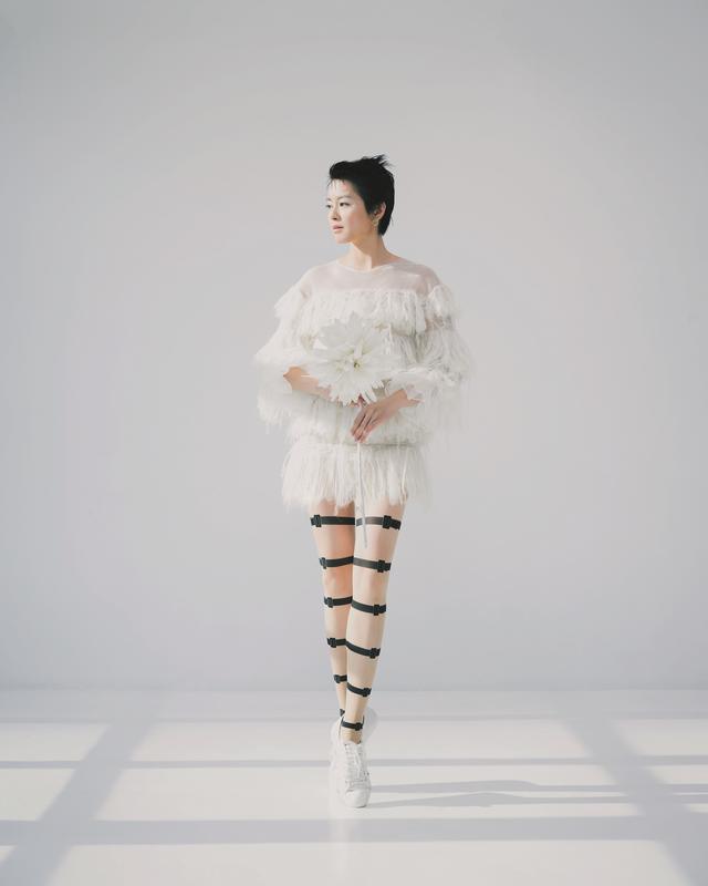 影视交流地|44岁梁咏琪身材仍然能打，新专辑造型秀出大长腿