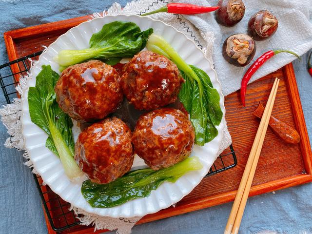 年夜饭必备的四喜丸子，寓意福禄寿喜，家庭做法更简单，肉香四溢