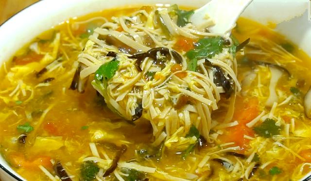 冬天我家常做这锅汤，成本才6元钱，饭前来一碗，酸辣开胃又解馋