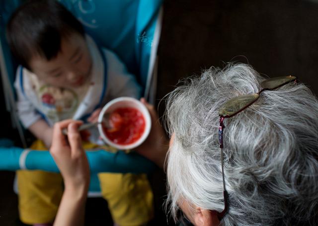 实拍“中国姥姥”的一天：带孩子做饭从早忙到晚，实际比上班都累