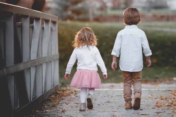 「你的育儿经」为什么二胎家庭,老二都精得像个“猴子”,看完这3点一目了然